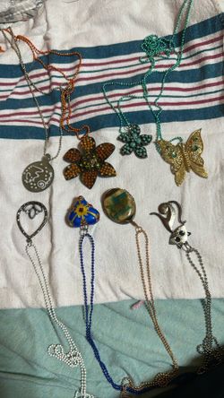 Collares Diferentes Dijes Diferentes Colores 10 Cada Uno