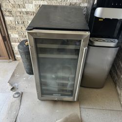 Wine refrigerator