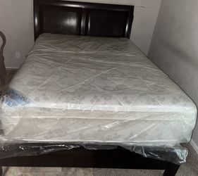 Black wood queen bed set