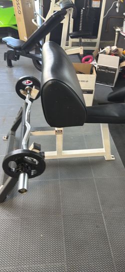Preacher pad curl machine