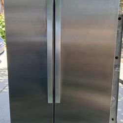 2 Year Old 25 Cu Ft Sxs Stainless Steel Whirlpool Fridge W Delivery 