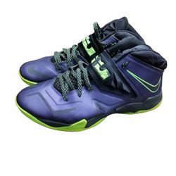 2013 Lebron NIKE ZOOM SNEAKERS $50 (GOOD CONDITION) SIZE 10.5