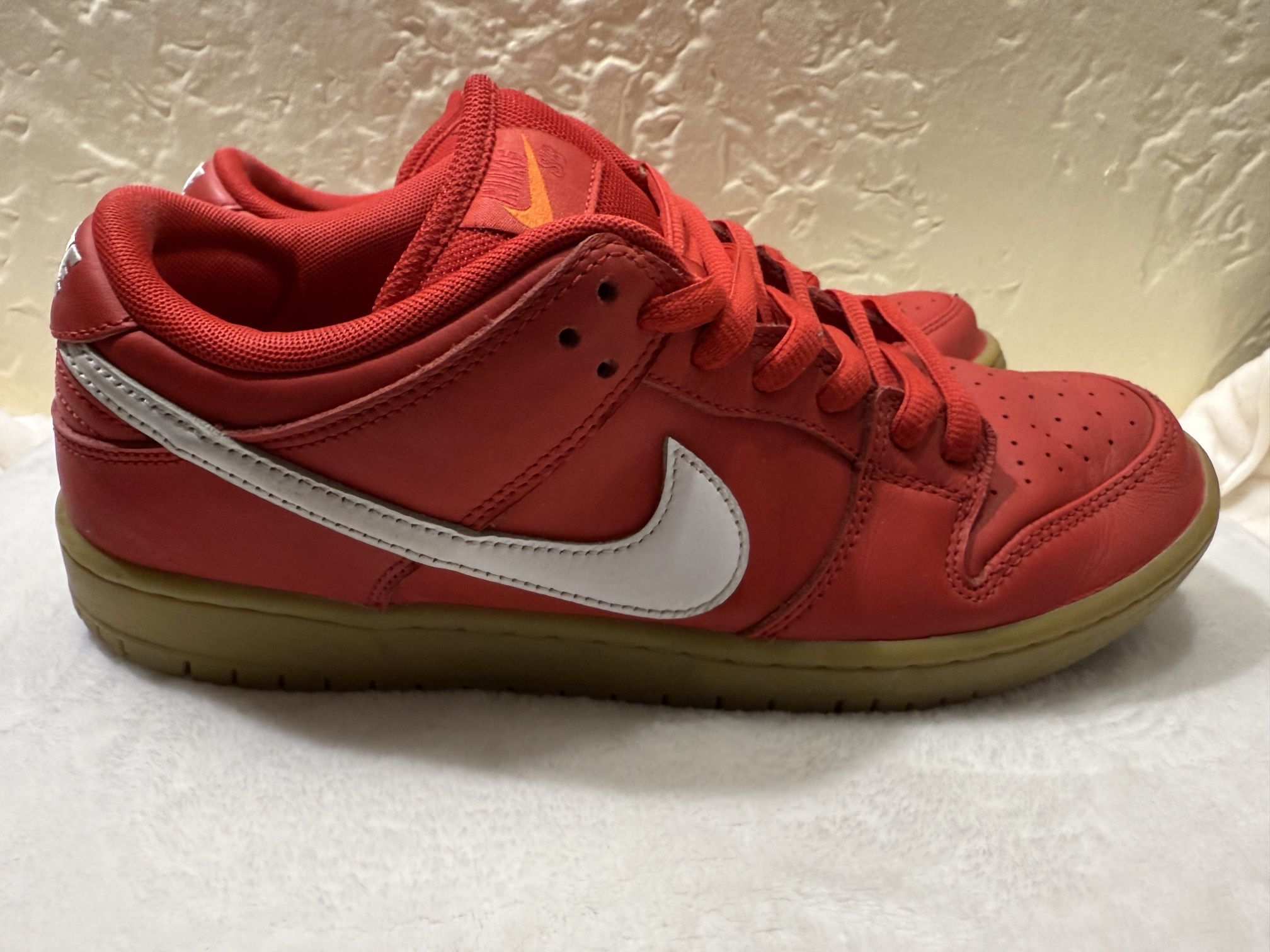 SB DUNKS RED SIZE 11very Good Condition