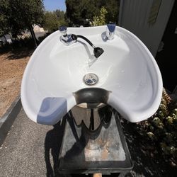 Hair Stylist Pedestal Shampoo Sink. 