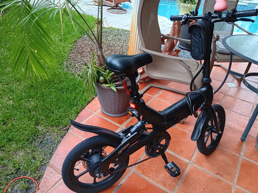 Jetson EBike Foldable Charger, Lock & Extra Lighting Included for Sale