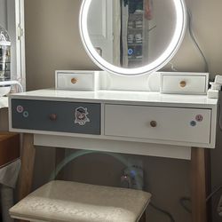Vanity Set With lighted Mirror (White)