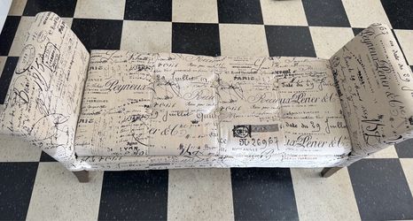 Storage Arm Bench with English Script Print