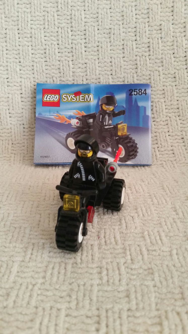 Lego 2584 Biker Bob 100% Complete w/ minifigure and instructions. No box. In excellent condition.