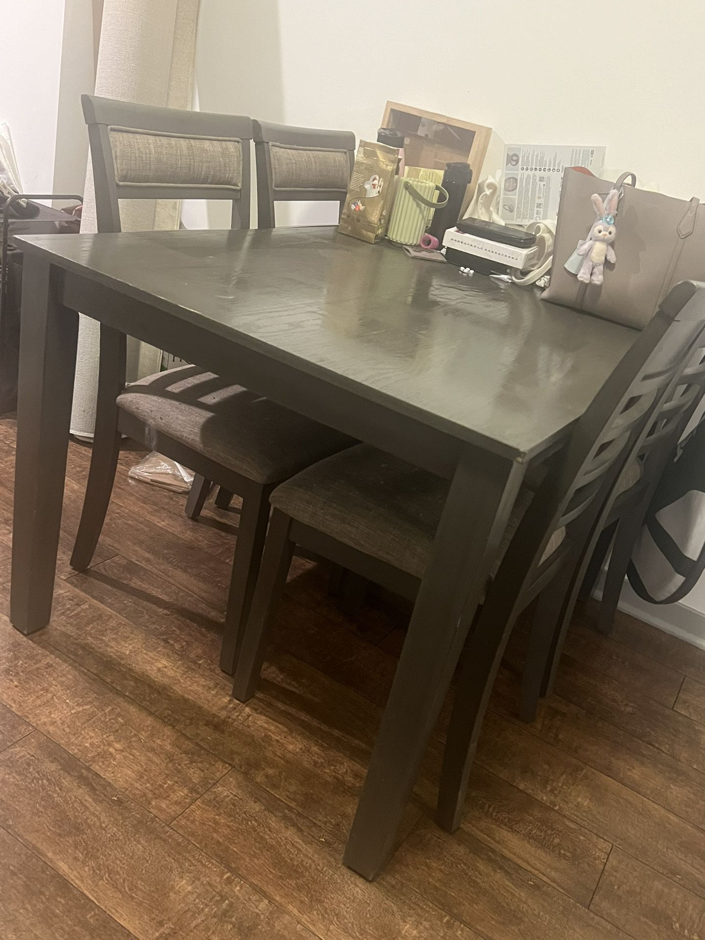 table with 4 chair