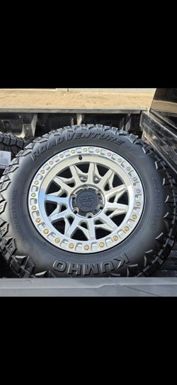 17" LOCK LUNATIC rims w/ 32" inch Kumho Tires