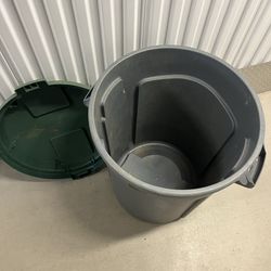 Rubbermaid trash bin - clean