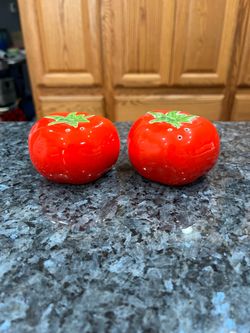 Vintage Ceramic Otagiri Tomato Pair of Salt and Pepper Shakers. On the bottom has 1984 Japan. The side has the original foil sticker. Size approxim