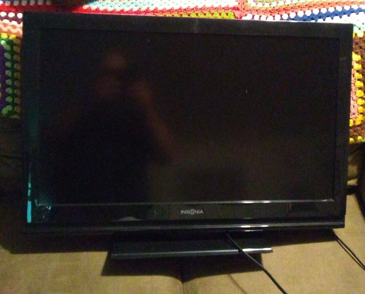 32" INSIGNIA LED FLAT SCREEN TV