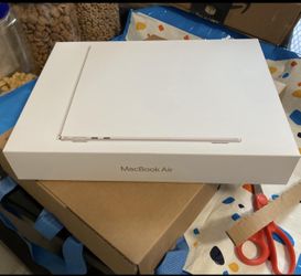 Silver 13in Macbook 16memory 512gb storage