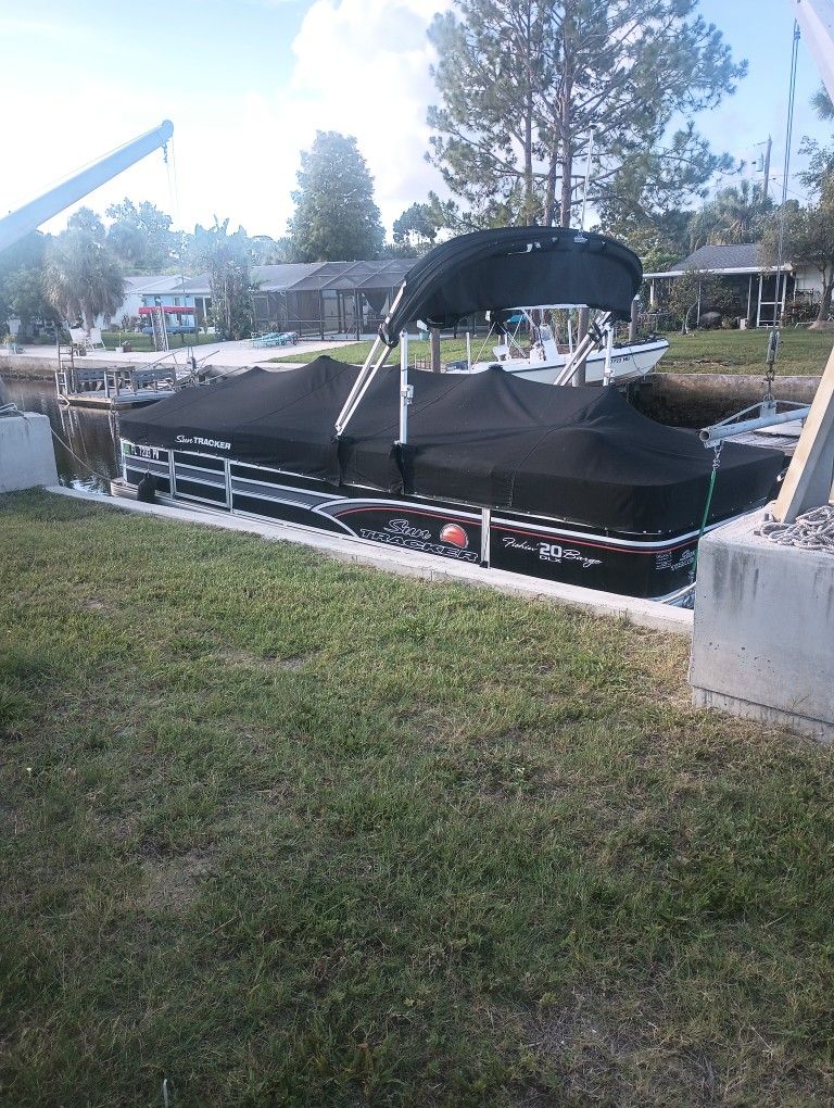 Pontoon Boat 