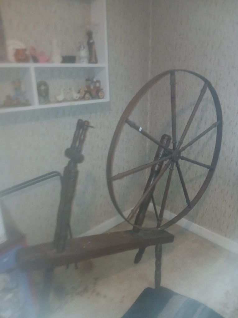 Antique Spinning Wheel Read Below