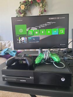 XBOX ONE 500GB plus 2 Controllers & Headset