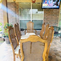 8 Dinning Chairs No Table.