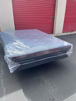 Queen size plush DreamCloud luxe hybrid 4.0 Mattress Still in Plastic