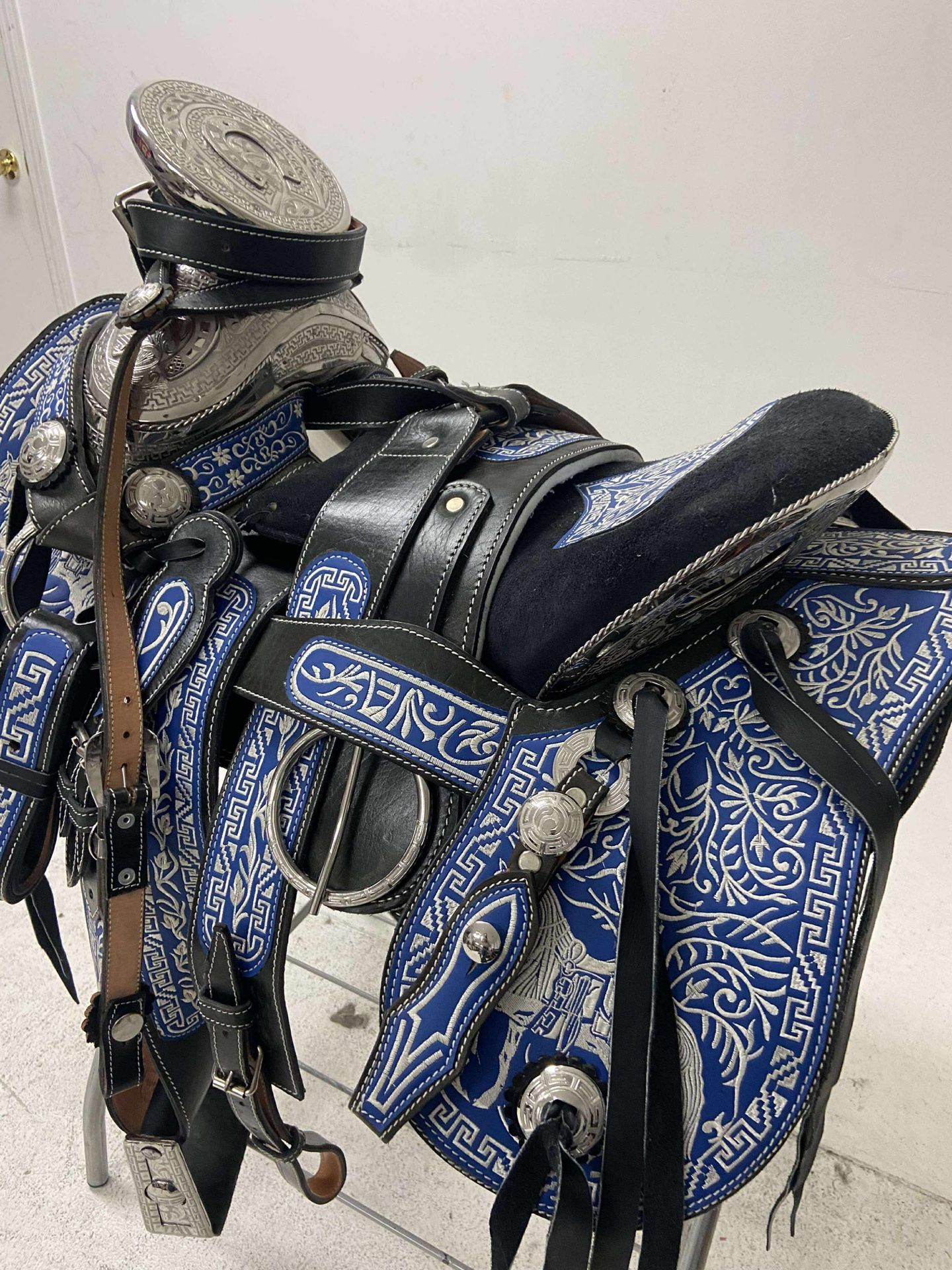 Montura charra súper bordada con Herrage y fuste plateado completo