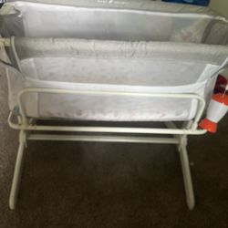 Bassinet With Sheets 