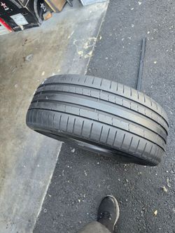 One tires 225 40r19 (93Y) pireli Pzero $ 40.00