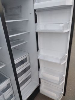 Nice black refrigerator in excellent condition
