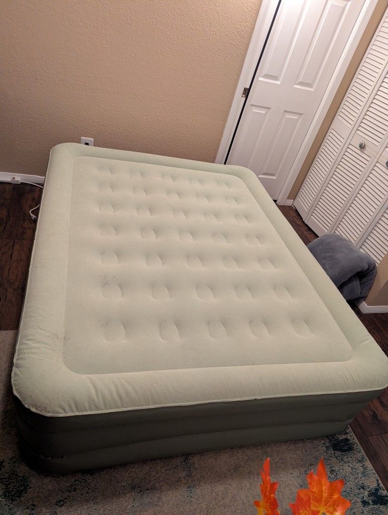 Camping Combo! Queen Air mattress & Pump
