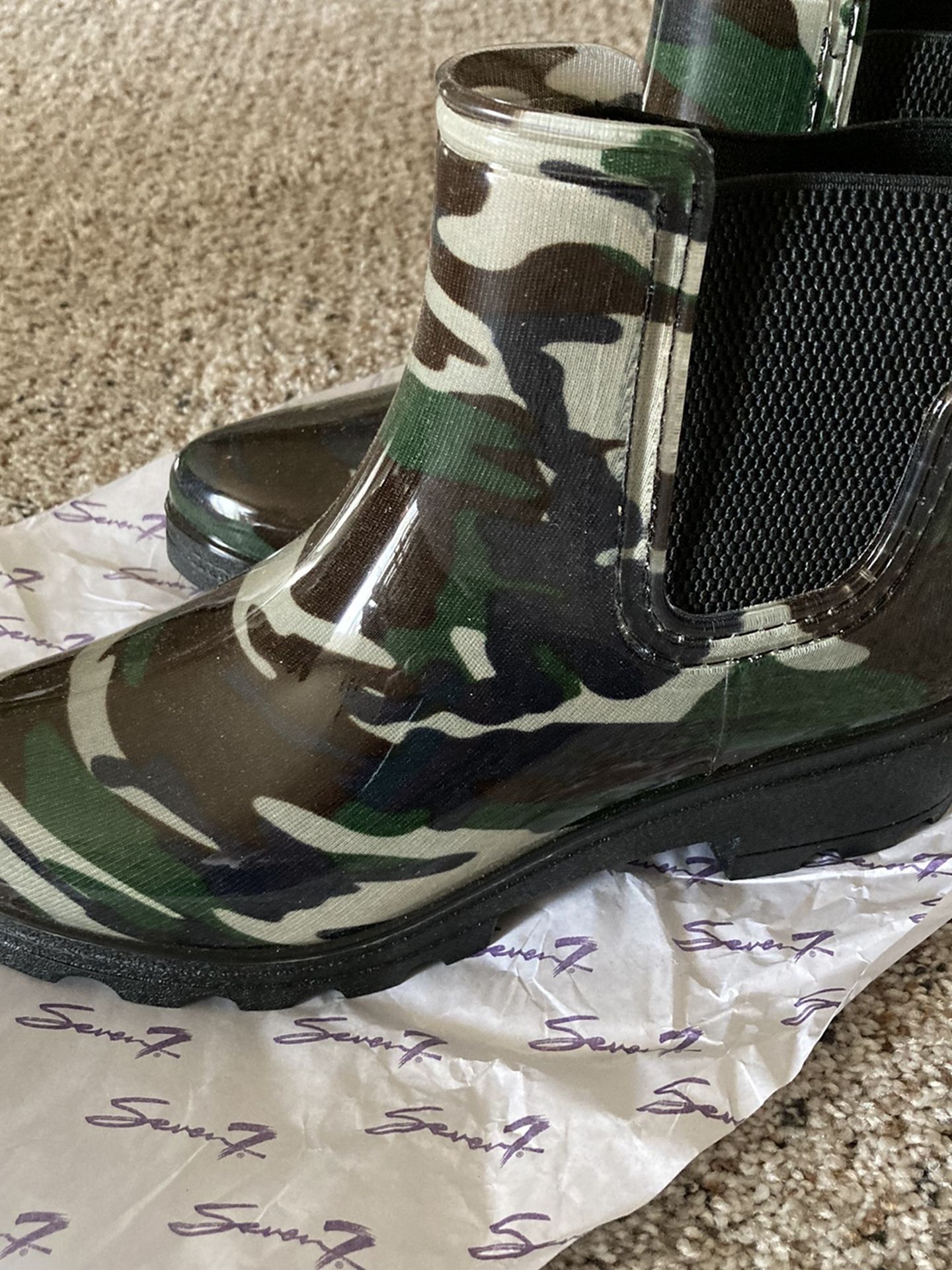 Seven7, size 6, Rain Boot