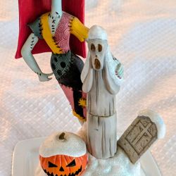 Disney NIGHTMARE BEFORE CHRISTMAS Sally BOBBLEHEAD Rare!!! Graveyard Ghost 8.25" TALL

4" WIDE

GLITTER SNOW, PUMPKINS AND TOMBSTONE

HOLIDAY EDITION 