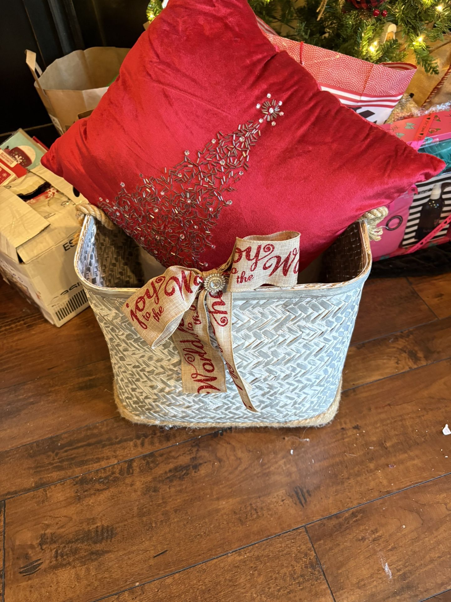 π Christmas Basket with 2 Pillows π