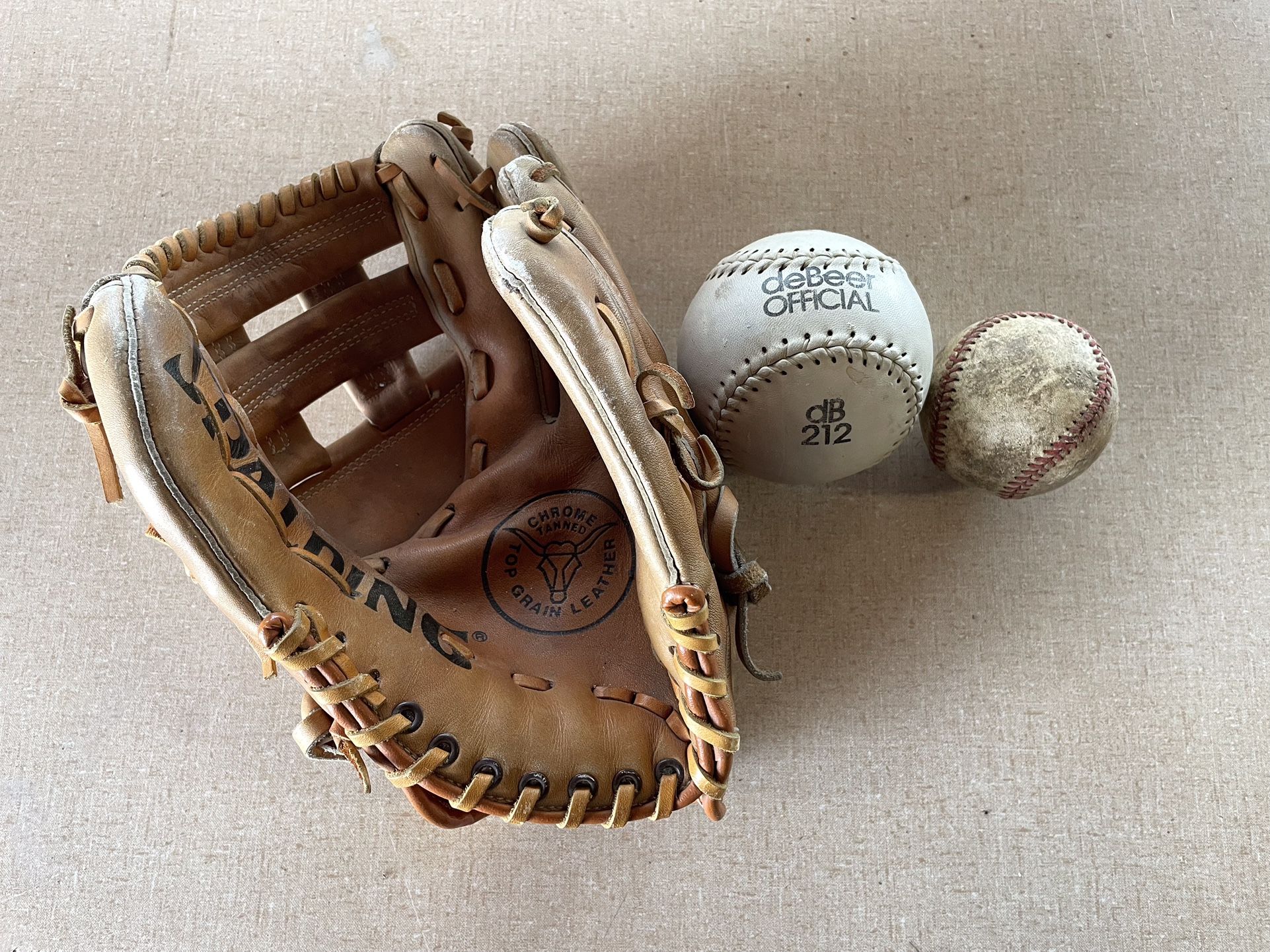 Vintage Spaulding Left Hand Baseball Glove With 2 Balls