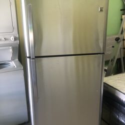 R. E. F. R I. G. E. R. A. D O. R 