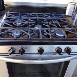 Frigidaire Gas Stove W / 5 Burners 