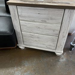 Willowton Nightstand 2- Drawer 