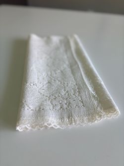 Vintage Filet Lace Table Runner / Dresser Scarf (13.5” x 40”)