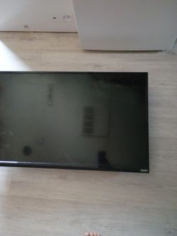 Huge Vizio TV (It Requires Signal )