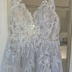 WEDDING DRESS With 2 VEILS 4 SALE