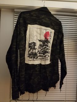 Wild Fable Camo Distressed Tokyo Graphic Button-Up Shirt – Size [Small]