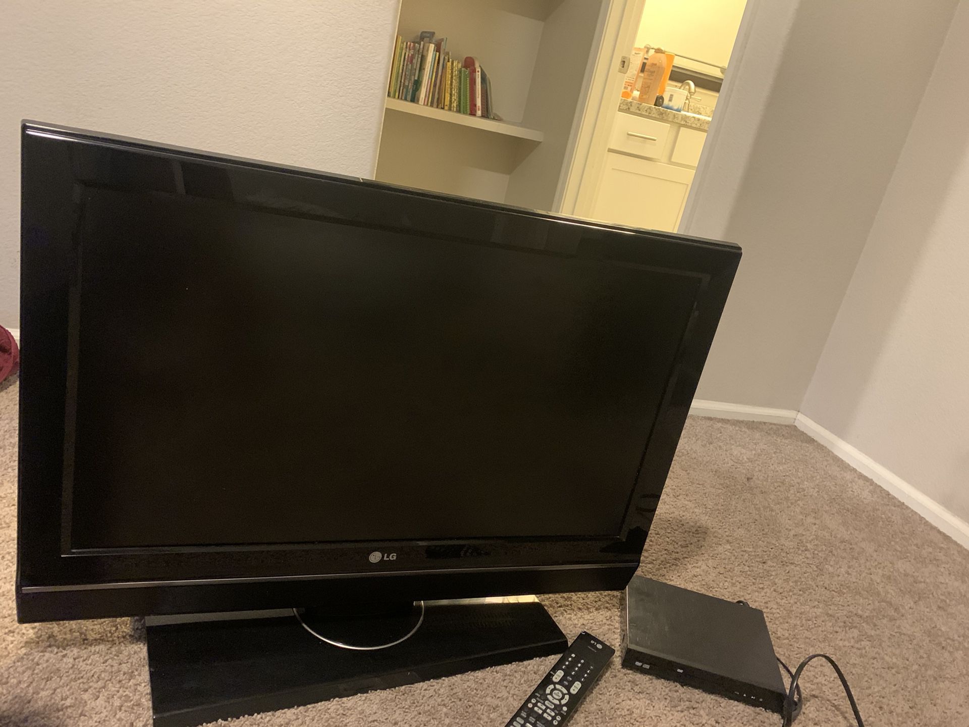 2 LG 32 inch TV with DVD player and remotes only pick up please