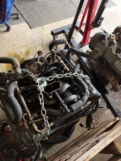 Pulled V8 Engine with Accessories