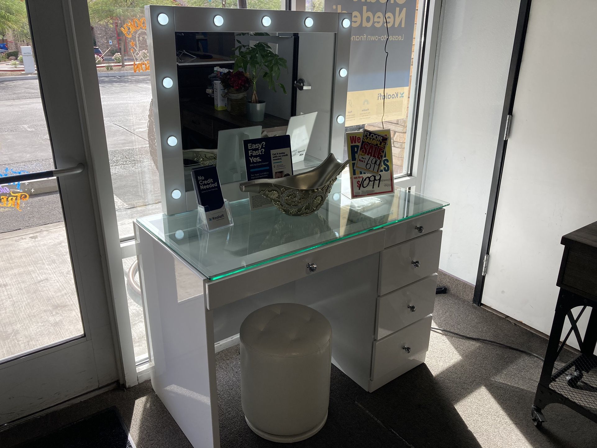 Gorgeous Vanity Set W/stool! $699 🤍✨