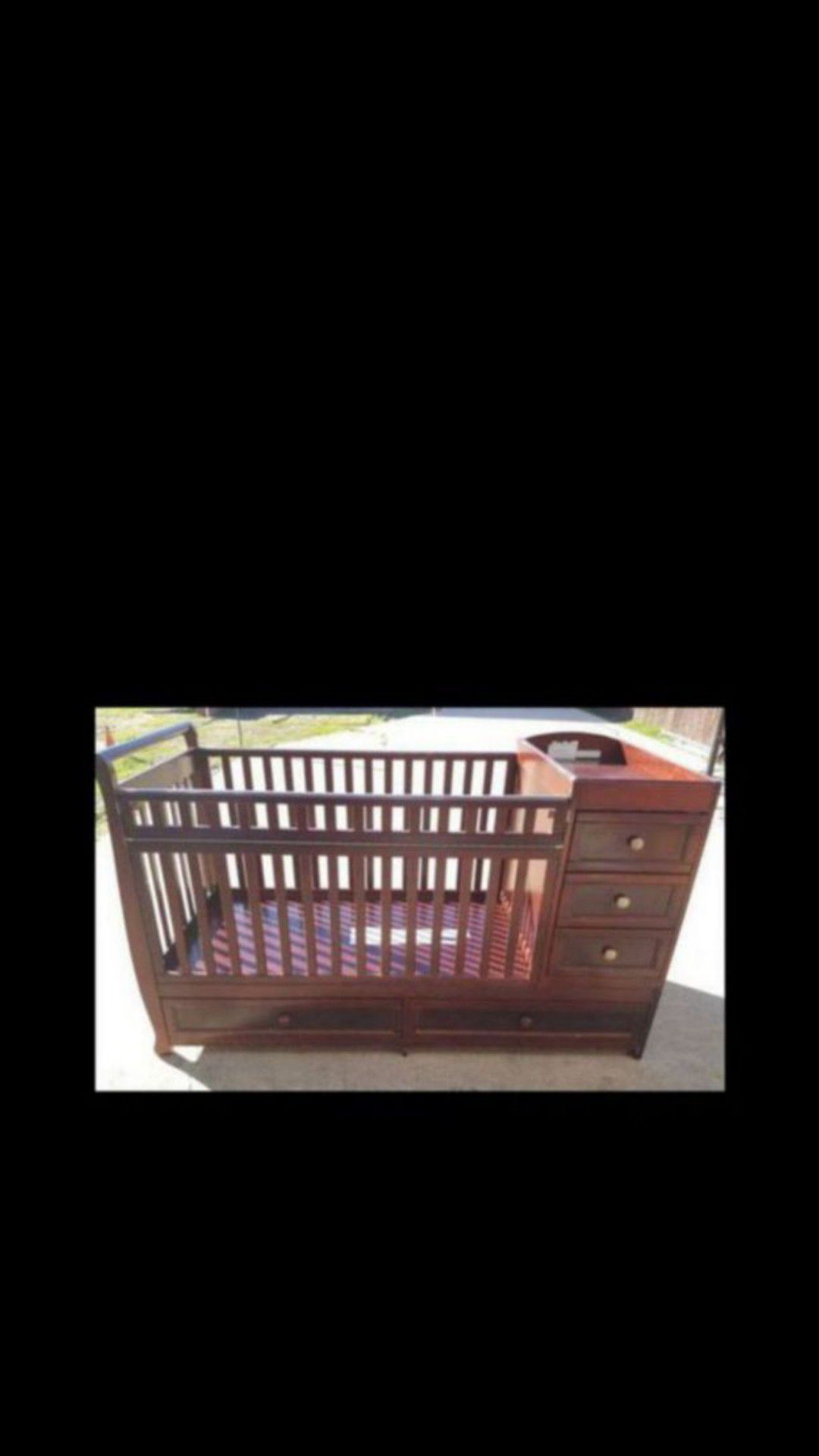 CONVERTIBLE CRIB WITH DRAWERS
