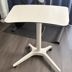 Adjustable standing desk
