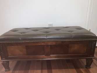Wilshire Storage Bench Raymour and Flanigan for Sale in