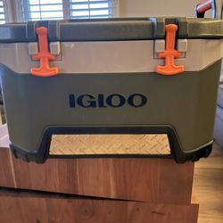 Igloo Heavy Duty Cooler with Latches and Ruler Lid