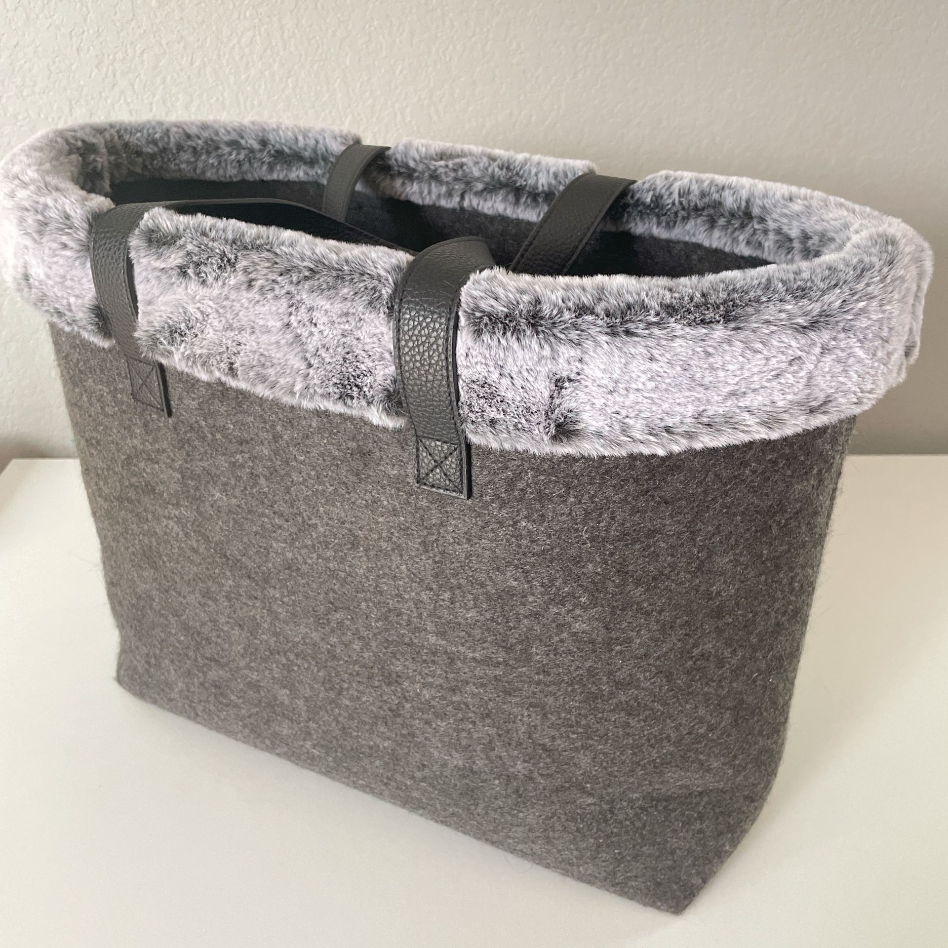 BARNES & NOBLE Large Tote Bag Gray Felt w/Faux Fur Trim Holiday Carry Book Bag