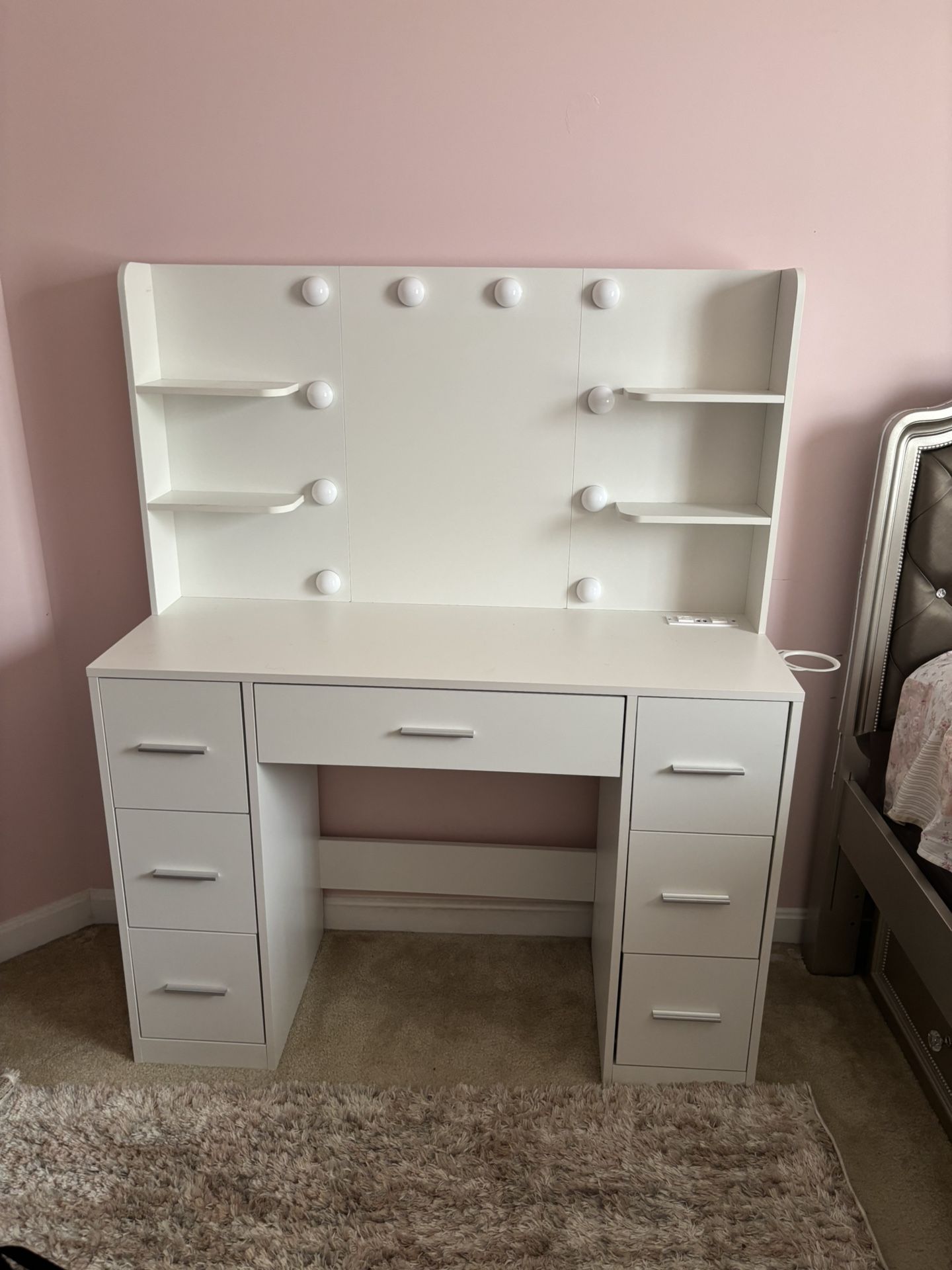 White Vanity desk 7 Drawers in Very Good Shape