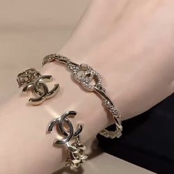 Is there anyone who likes the light gold bracelet that comes with the bag? 