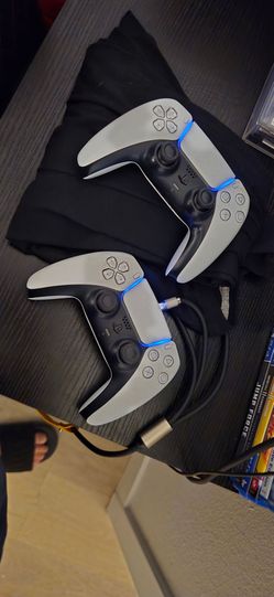 PS5 DualSense Controllers – Lot of 2